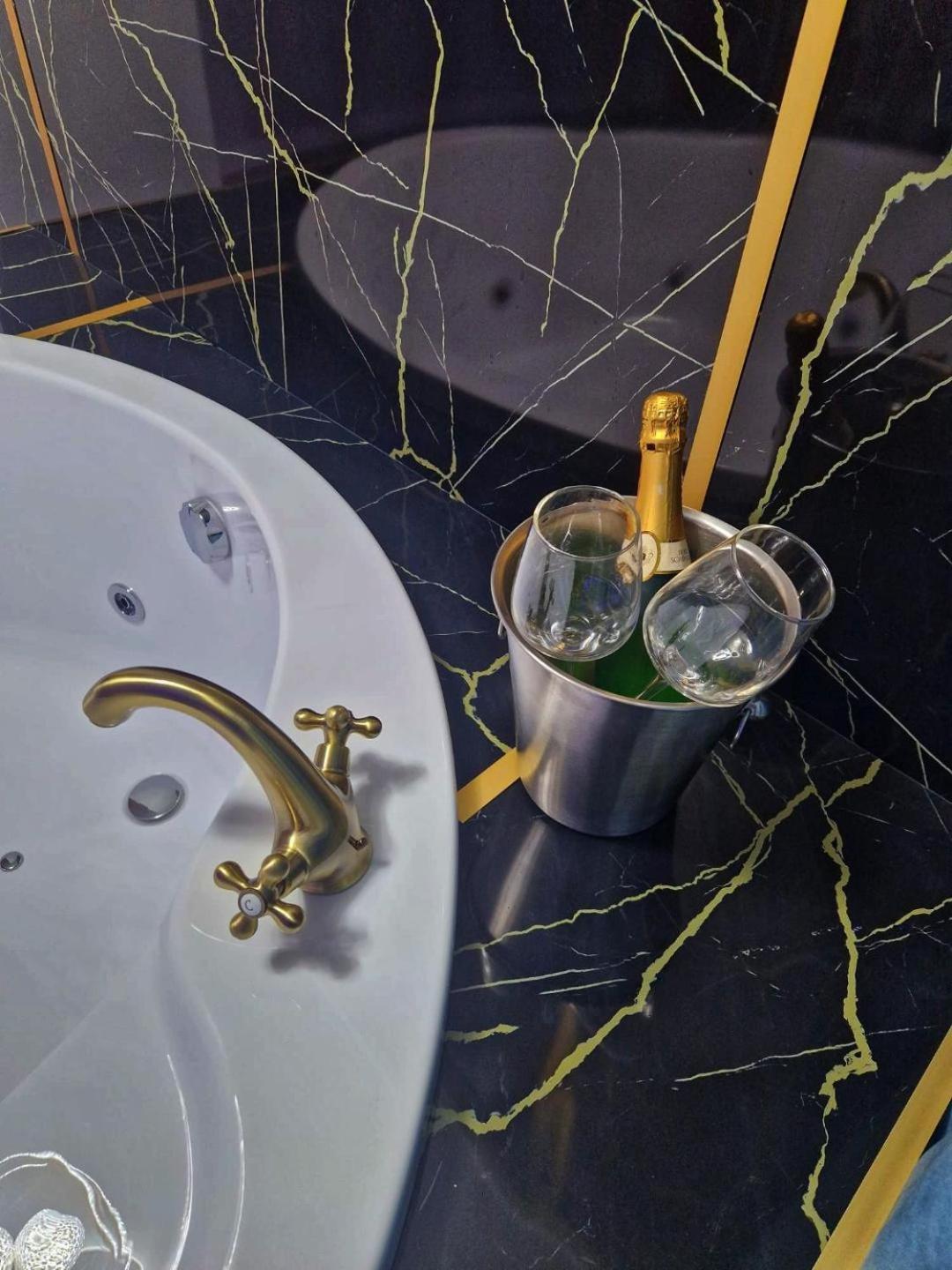 Ferienwohnung Afi Discret Jacuzzi Bukarest Exterior foto